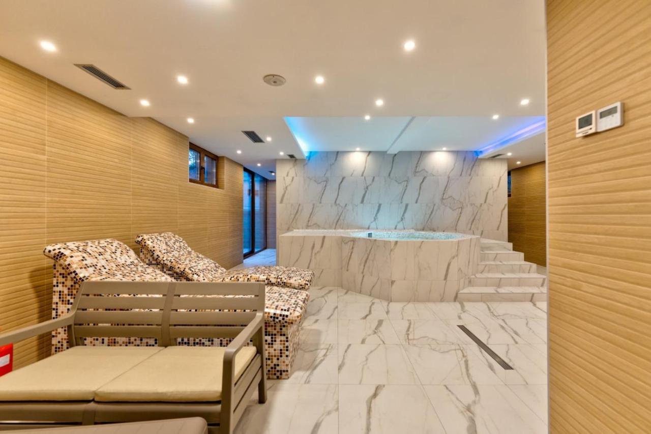 Luxury And * 兹拉蒂博尔
