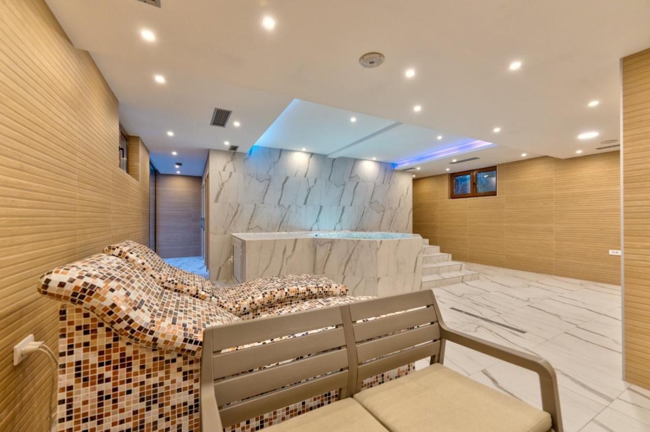 Luxury And * 兹拉蒂博尔